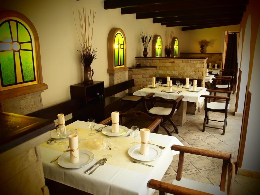 Excalibur Penzion A Restaurace Moravská Třebová Εξωτερικό φωτογραφία