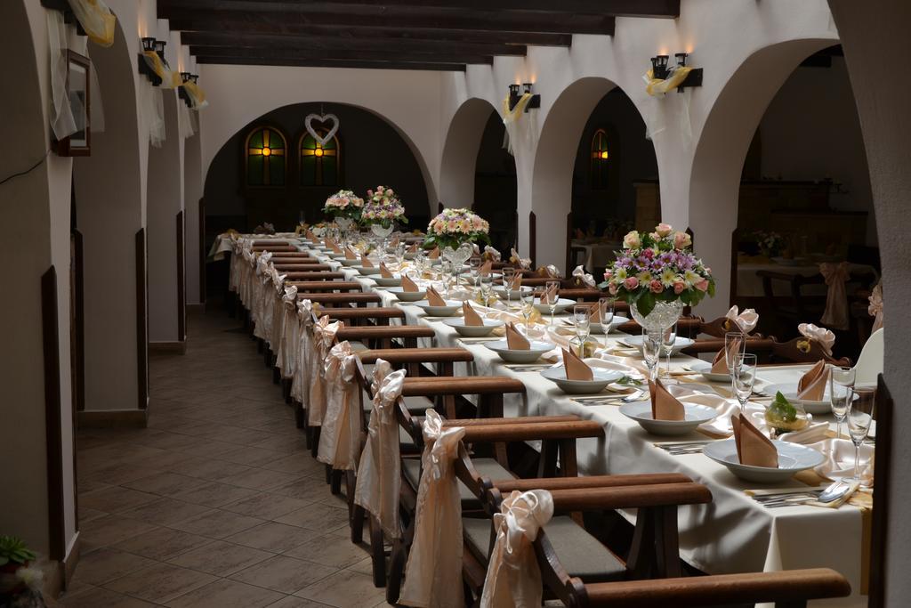 Excalibur Penzion A Restaurace Moravská Třebová Εξωτερικό φωτογραφία