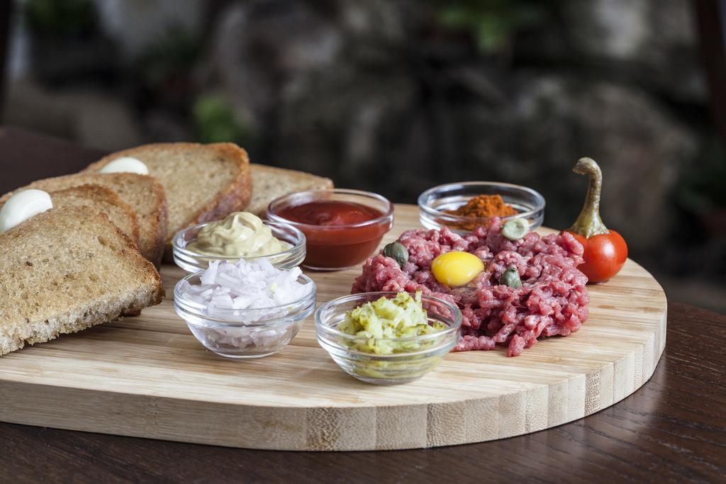 Excalibur Penzion A Restaurace Moravská Třebová Εξωτερικό φωτογραφία